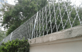 Concertina instalada sobre muro em São João de Meriti RJ