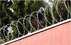 Instalação de concertina clipada em muro
