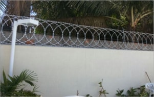 Concertina em muro residencial no Rio de Janeiro
