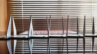 Rede laminada instalada em portão